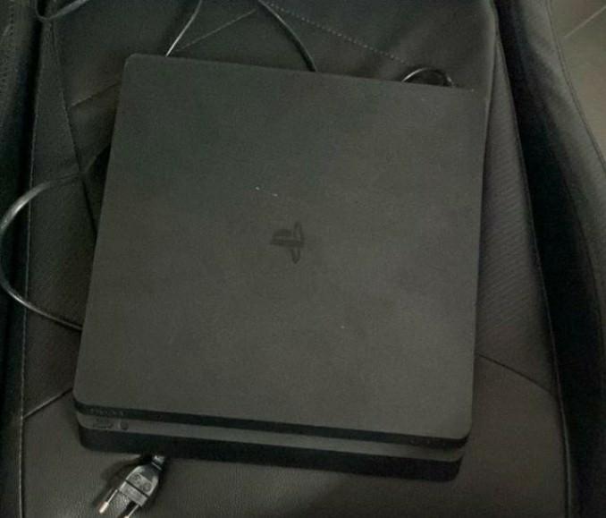 PS4 slim plus FIFA 24 et câble d'alimentation, Ophalen