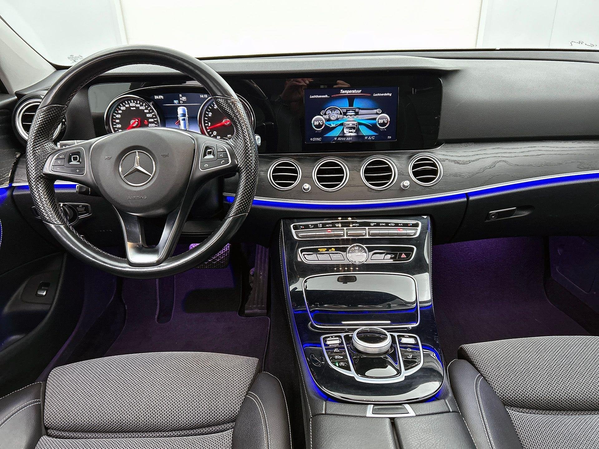 Mercedes-Benz E-Klasse 200 Break | Trekhaak | Panoramisch Da, Autos, Mercedes-Benz, Argent ou Gris, Achat, 140 g/km, Entreprise