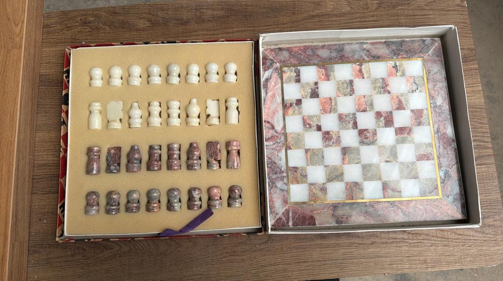 Magnifique jeu d echecs en marbre 25x24xcm, Enlèvement