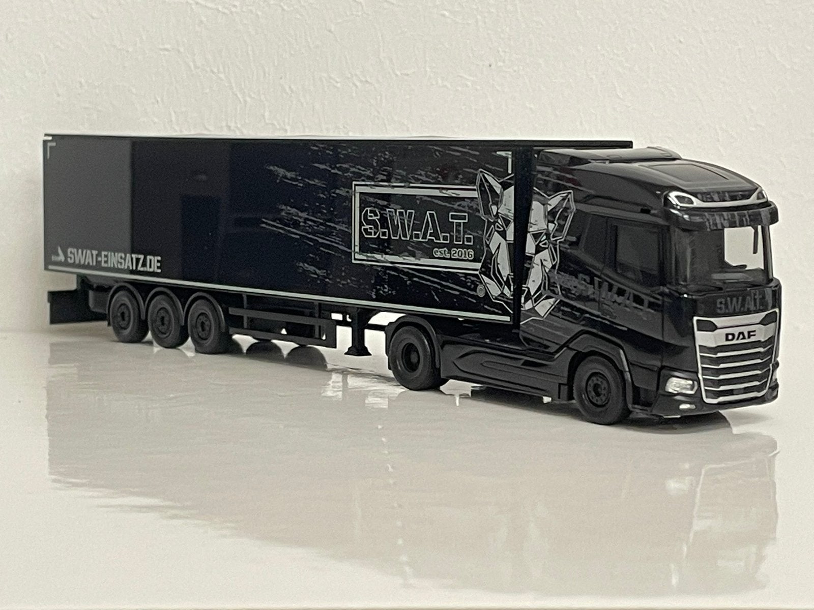 Herpa DAF XG SWAT 1/87, Hobby & Loisirs créatifs, Enlèvement ou Envoi, Comme neuf, Bus ou Camion, Herpa