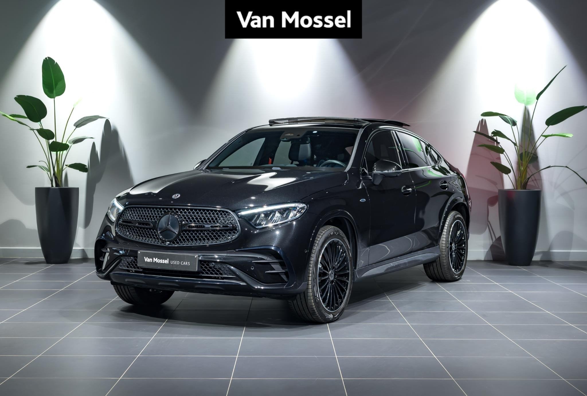Mercedes-Benz GLC Coupé GLC 300 e 4MATIC Star Edition PANOD, Auto's, Automaat, Stof, Gebruikt, Zwart