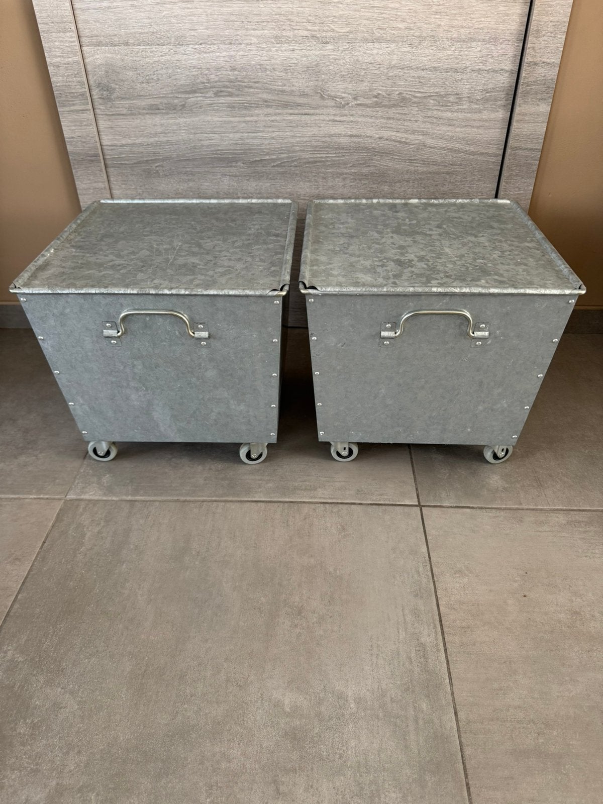 2 ijzeren opberbbakken op wieltjes, Huis en Inrichting, Ophalen, Minder dan 50 cm, Minder dan 50 cm, Zo goed als nieuw