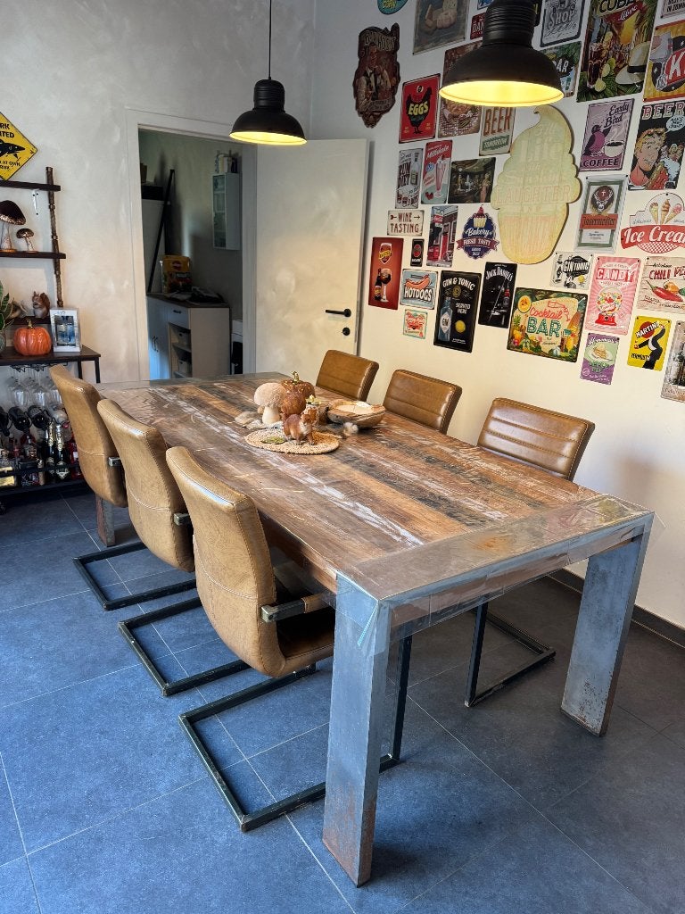 Robuuste industriële eettafel met 6 cognackleurige stoelen, Autres essences de bois, Comme neuf, Enlèvement, 50 à 100 cm