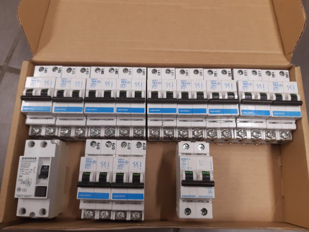 Lot zekeringen en verliesstroomschakelaar, Doe-het-zelf en Bouw, Elektriciteit en Kabels, Ophalen