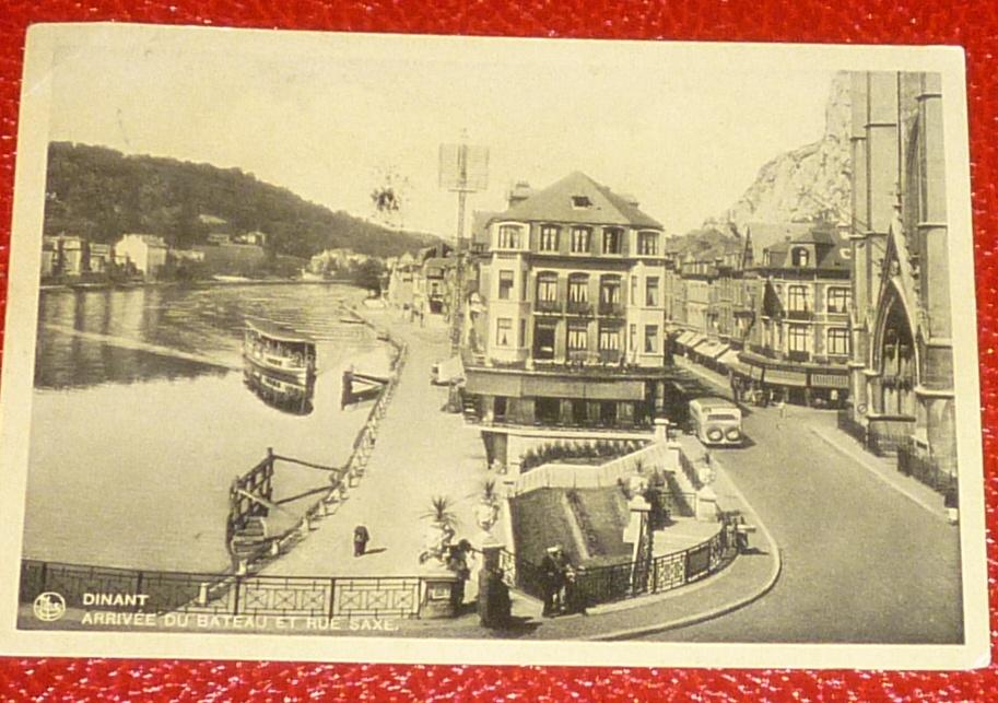 Carte postale authentique de Dinant : bateau et rue Sax, Ophalen of Verzenden, Gelopen, Namen