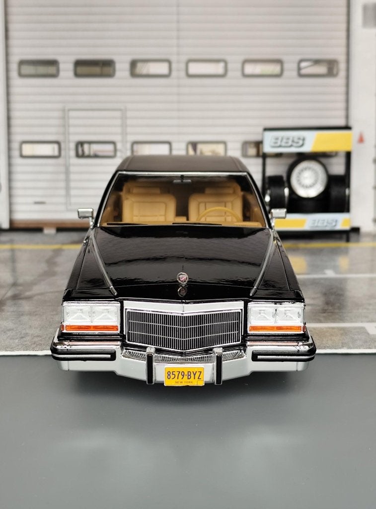 CADILLAC FLEETWOOD BROUGHAM 1/18, Enlèvement ou Envoi, Neuf, Voiture, Autres marques
