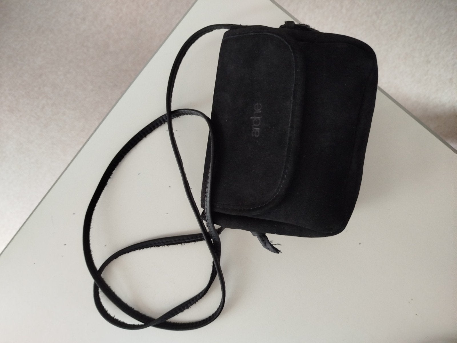 Sac bandoulière Arche veau nubuck doublé cuir, 15/13/5cm., Enlèvement ou Envoi, Noir, Cuir