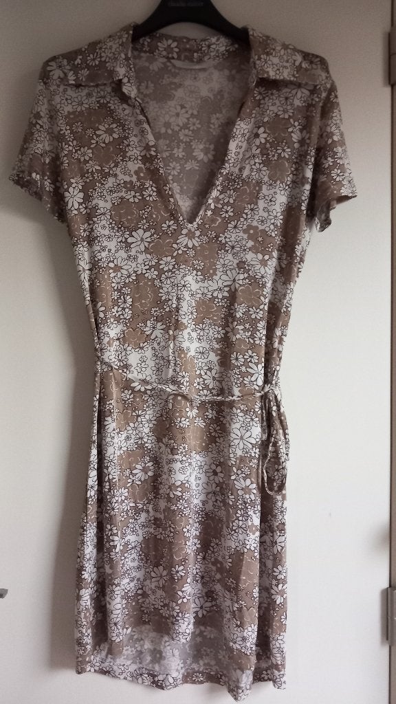 High-end ATMOS beige jurk met witte bloemen- BE40- ZGAN, Maat 38/40 (M), Beige, Atmos fashion, Ophalen of Verzenden