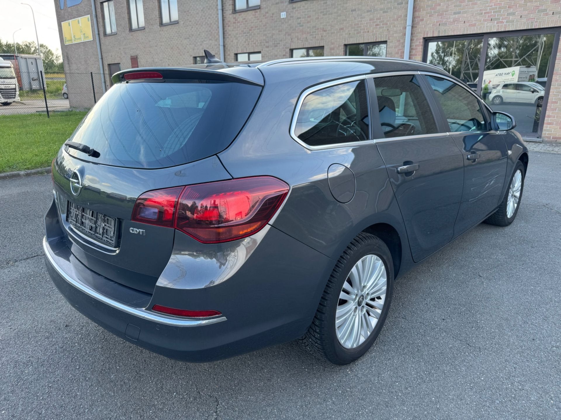 Opel Astra Sports Tourer, Autos, Opel, Argent ou Gris, 1503 kg, Euro 6, Entreprise