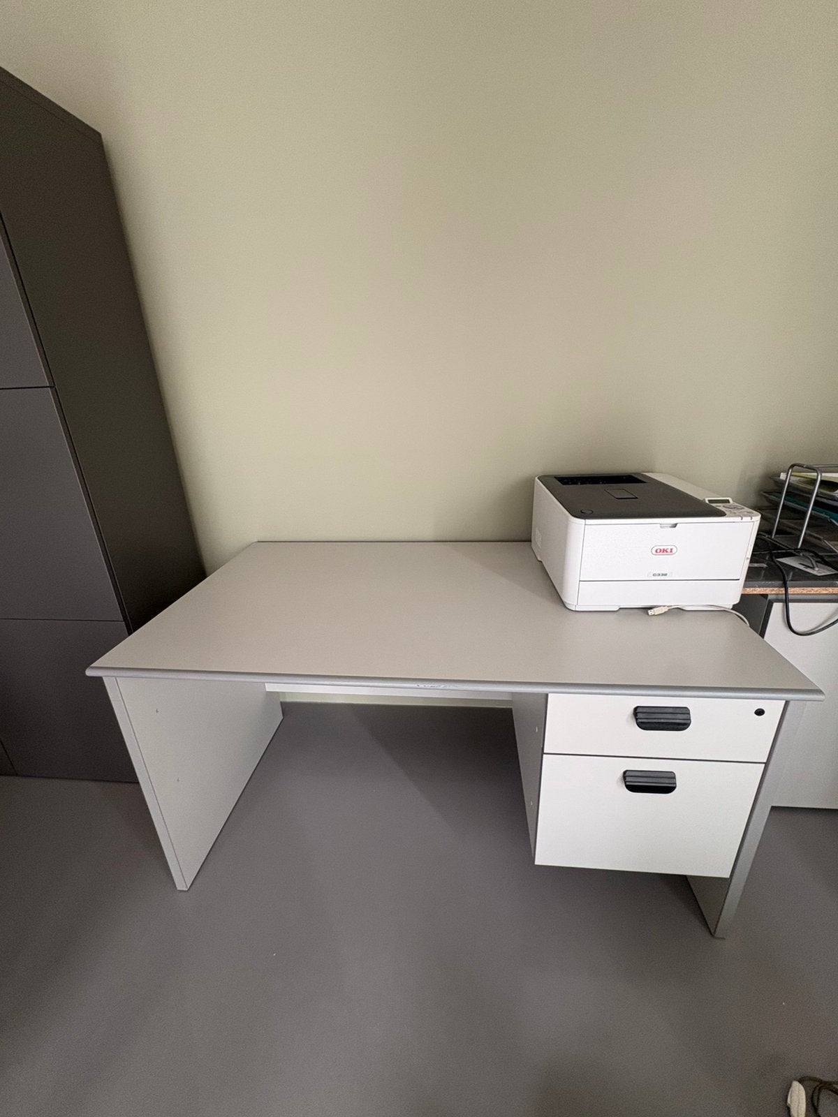 Bureau met 2 laden - goede staat, Ophalen of Verzenden, Zo goed als nieuw, Grijs