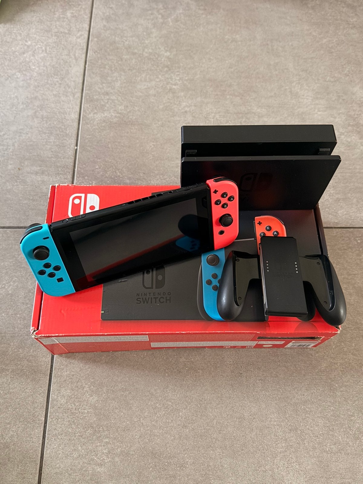 Nintendo Switch V1 (Neon Rood/Blauw), Games en Spelcomputers, Ophalen, Zo goed als nieuw, Switch Original, Met 3 controllers of meer