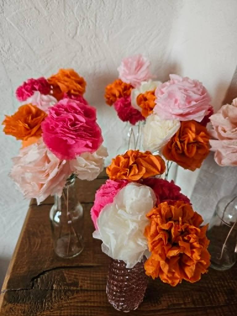 Lot 43 fleurs en papier sur tige + 8 vases décoration table, Enlèvement, Comme neuf