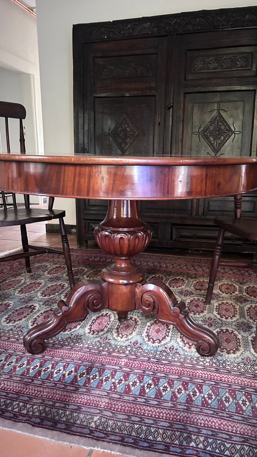 Klassieke ronde houten tafel + 2 Windsor armstoelen, Ophalen