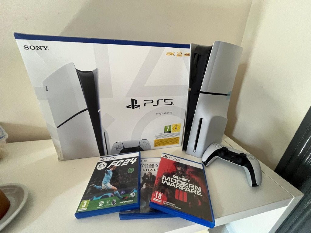 PlayStation 5 Slim 1TB – Disc Edition - with 4 Games, 1 joueur, Enlèvement, Comme neuf, À partir de 3 ans