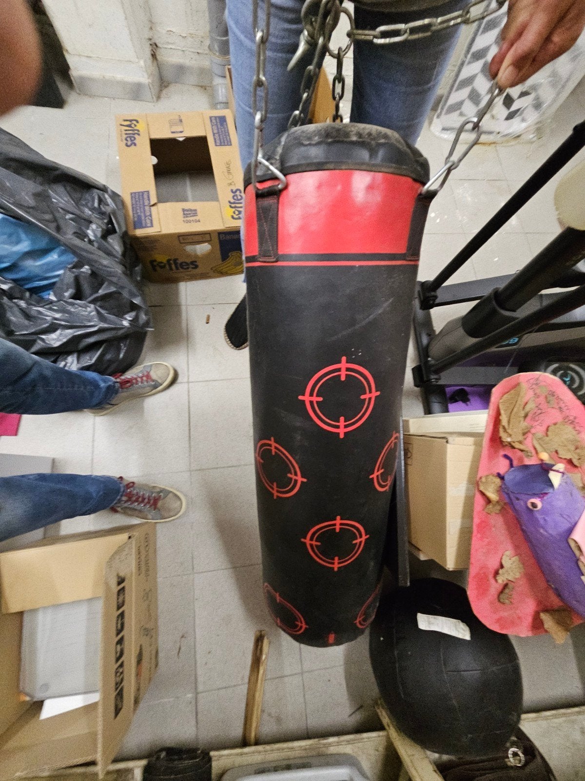 sac de boxe en bon état avec crochets, Sports & Fitness, Boxe, Enlèvement, Punching-ball