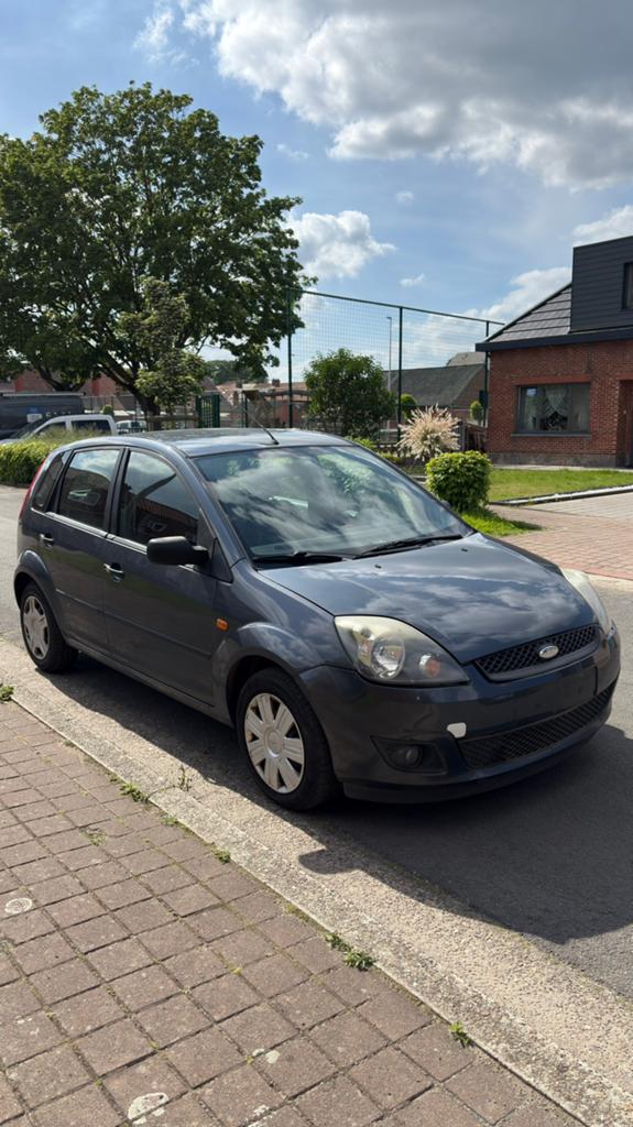 Ford fiesta 1.4 benzine gekeurd voor verkoop met roze kaart, Autos, Ford, Rétroviseurs électriques, Argent ou Gris, Achat, Boîte manuelle