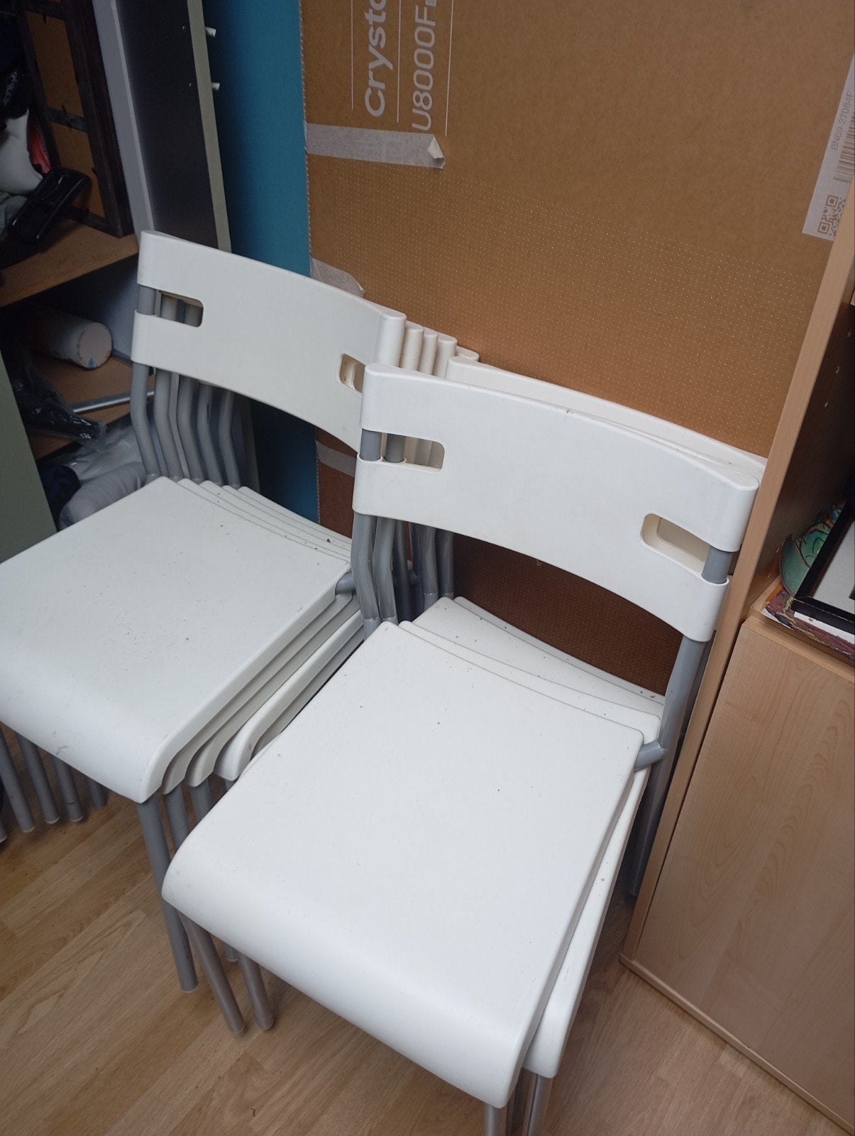 9 witte stoelen, Ophalen