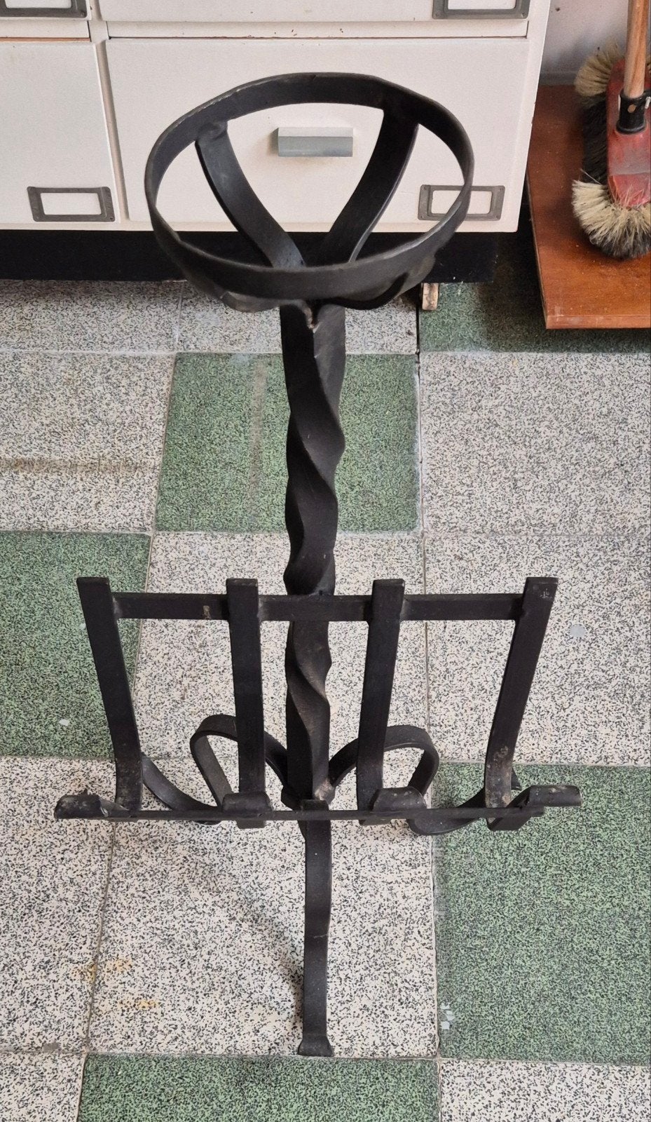 Krantenrek smeedwerk
70 cm hoog, Ophalen