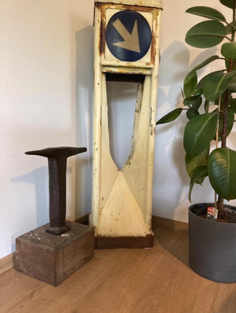 Antiek smeedijzeren aambeeld op houten sokkel (anvil) Ancien, Antiek en Kunst, Ophalen