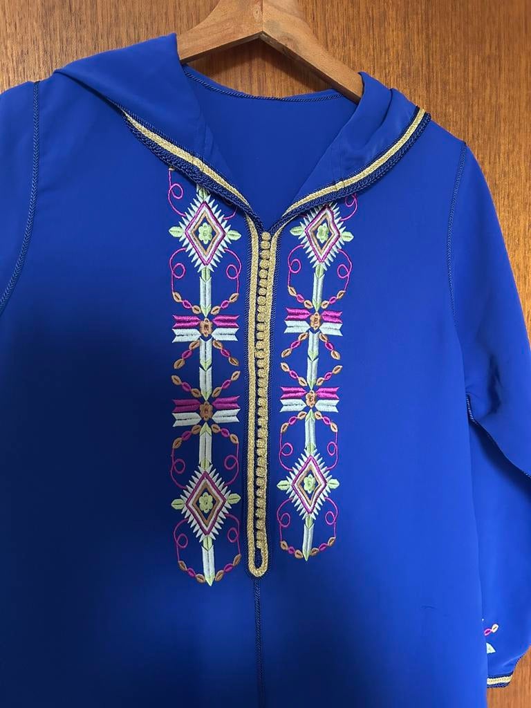 Prachtige Marokkaanse Djellaba met Borduurwerk te koop, Ophalen, Zo goed als nieuw, Maat 38/40 (M), Blauw