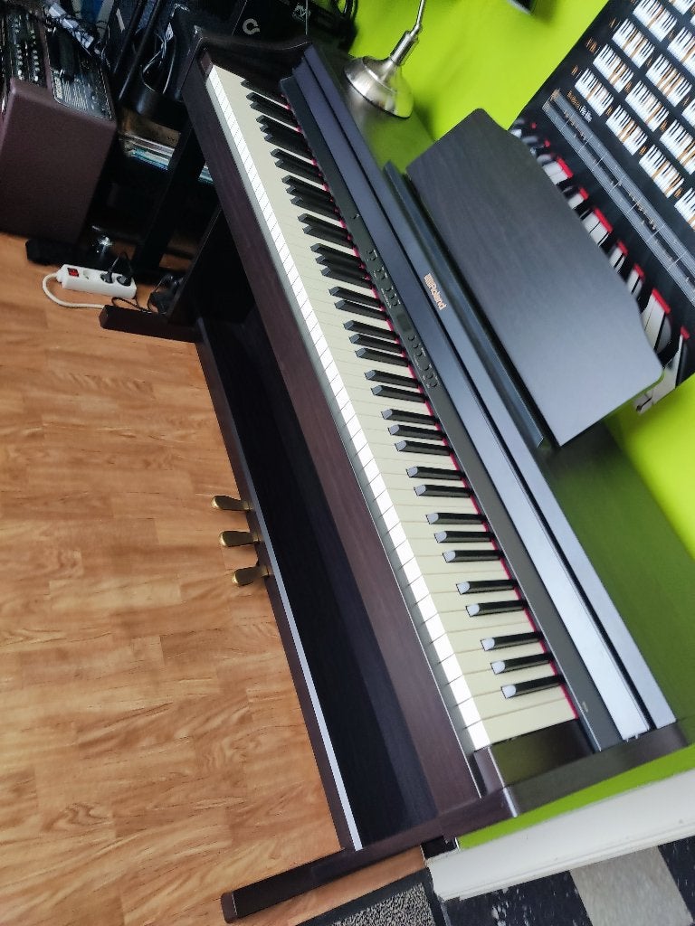 Piano numérique/électrique Roland RP501R en parfait état, Neuf, Enlèvement, Piano, Digital
