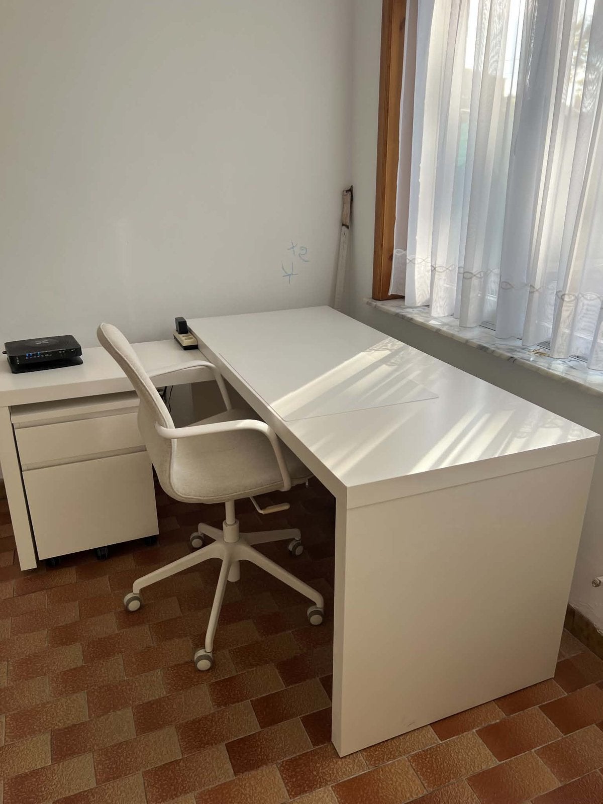 À vendredi bureau plus chaise plus caisson 2 tiroirs, Enlèvement, Bureau