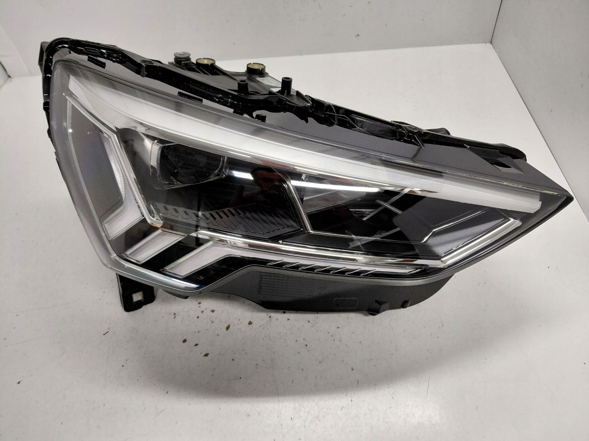 Phare Audi Q3 83A941774, Autos : Pièces & Accessoires, AUDI AG, Auto-Union-Strasse 1
85045  Ingolstadt, DE, Audi, Utilisé
