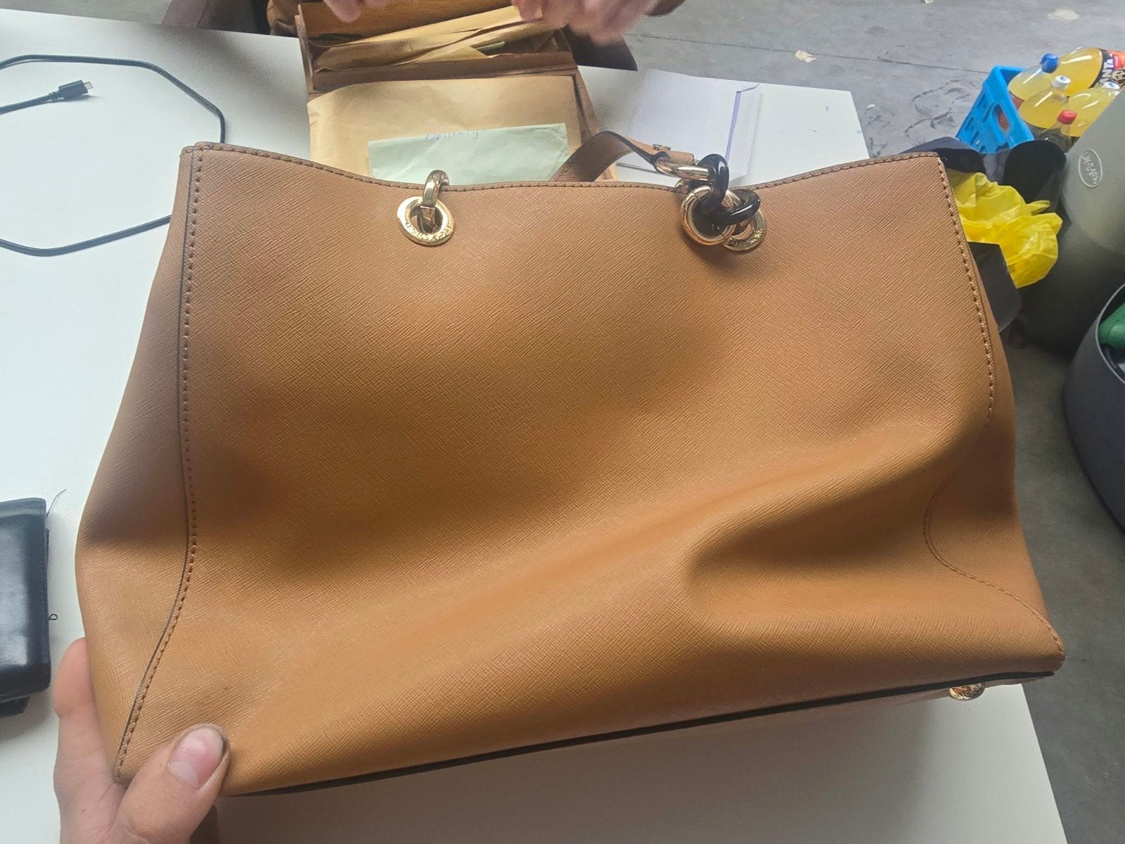 Michael kors congacbruin met goudkleurige details
Michael, Enlèvement ou Envoi, Sac à main