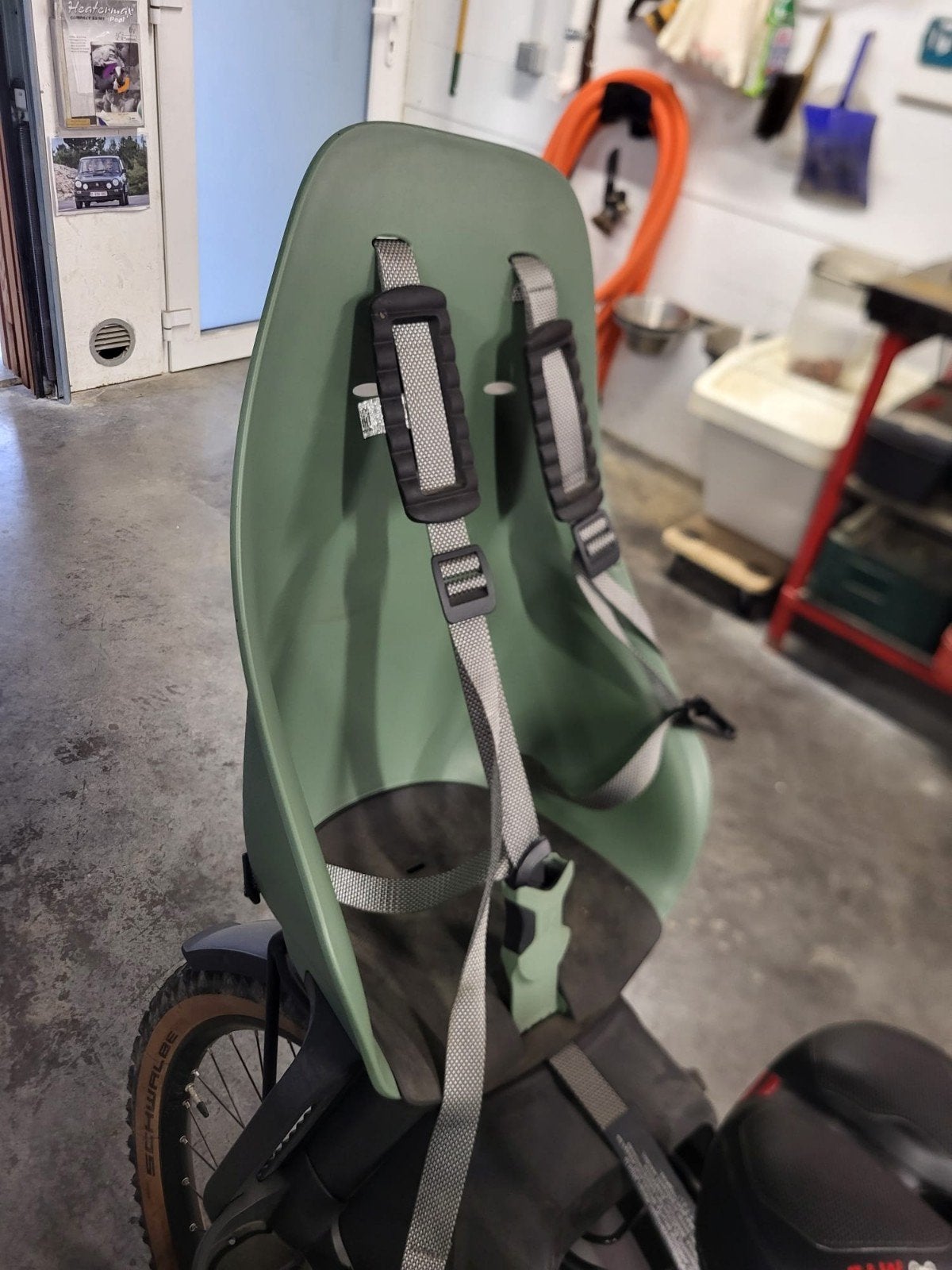 siège de vélo a fixer sur porte bagage fournis avec embase, Repose-pieds, Comme neuf, Enlèvement, 9 à 18 kg