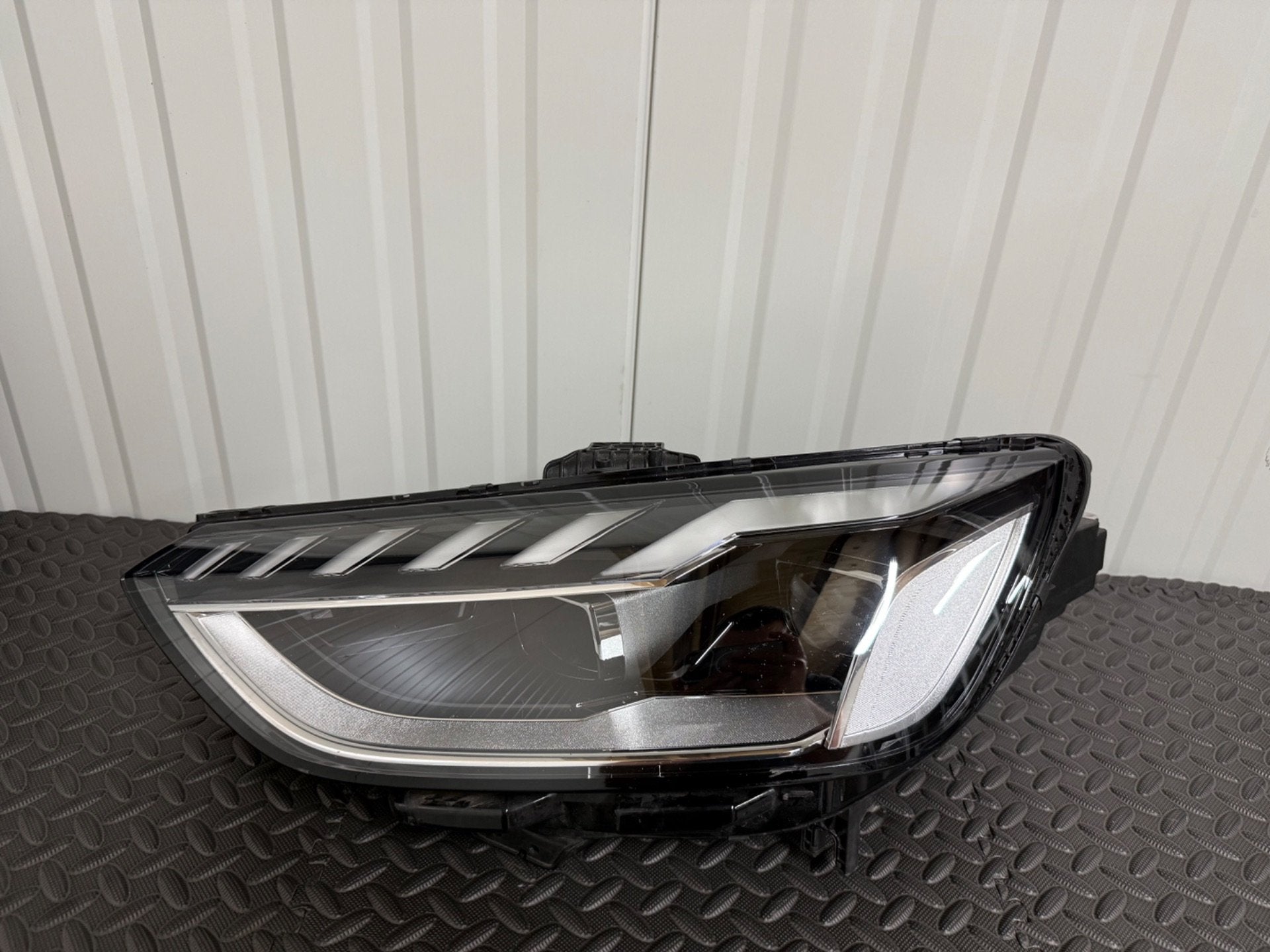 Audi A4 Matrix led koplamp links 8w0941033d orgineel, AUDI AG, Audi, Kundenbetreuung@audi.de, Nieuw