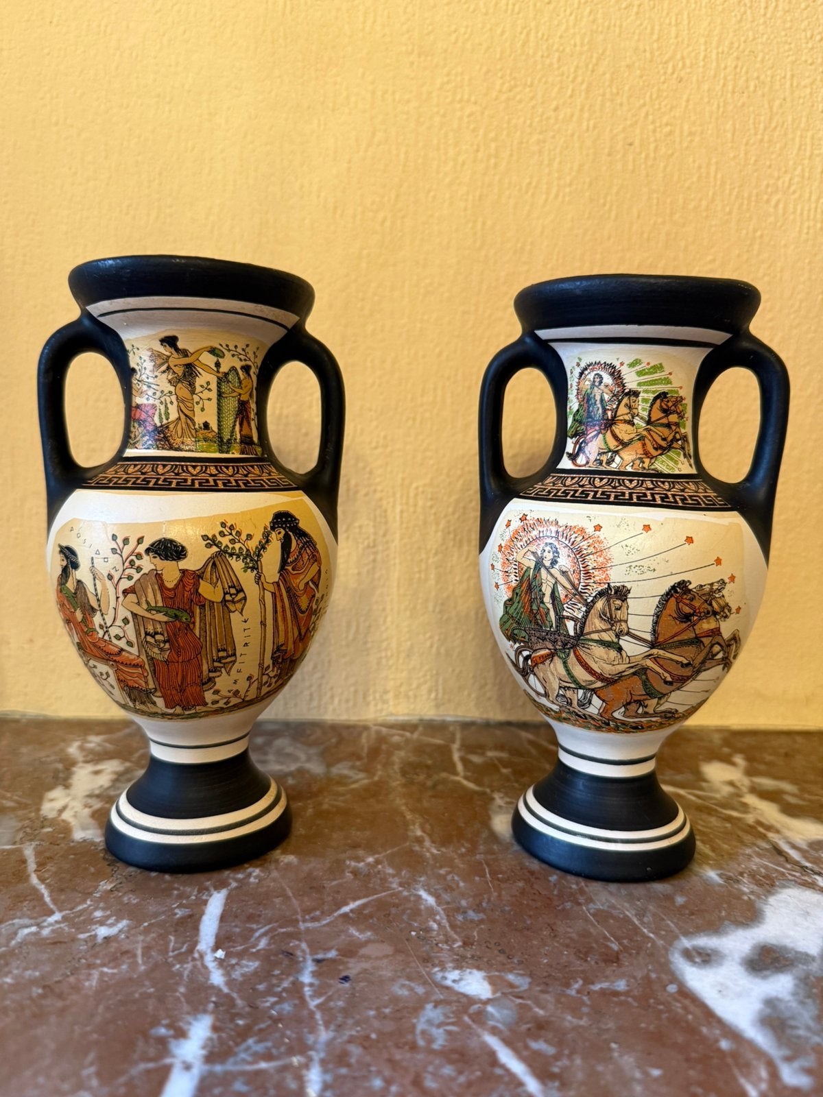 2 decoratieve vazen / amforen in Oud-Griekse mythologie, Ophalen