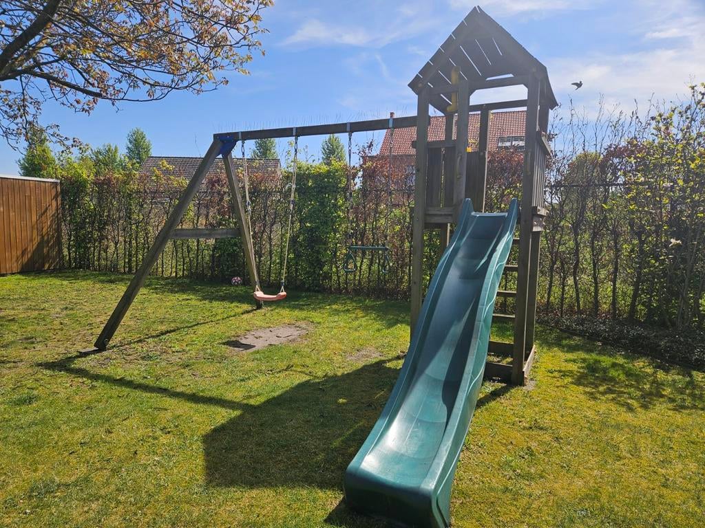 Speeltuig met groene glijbaan., Ophalen, Schommel