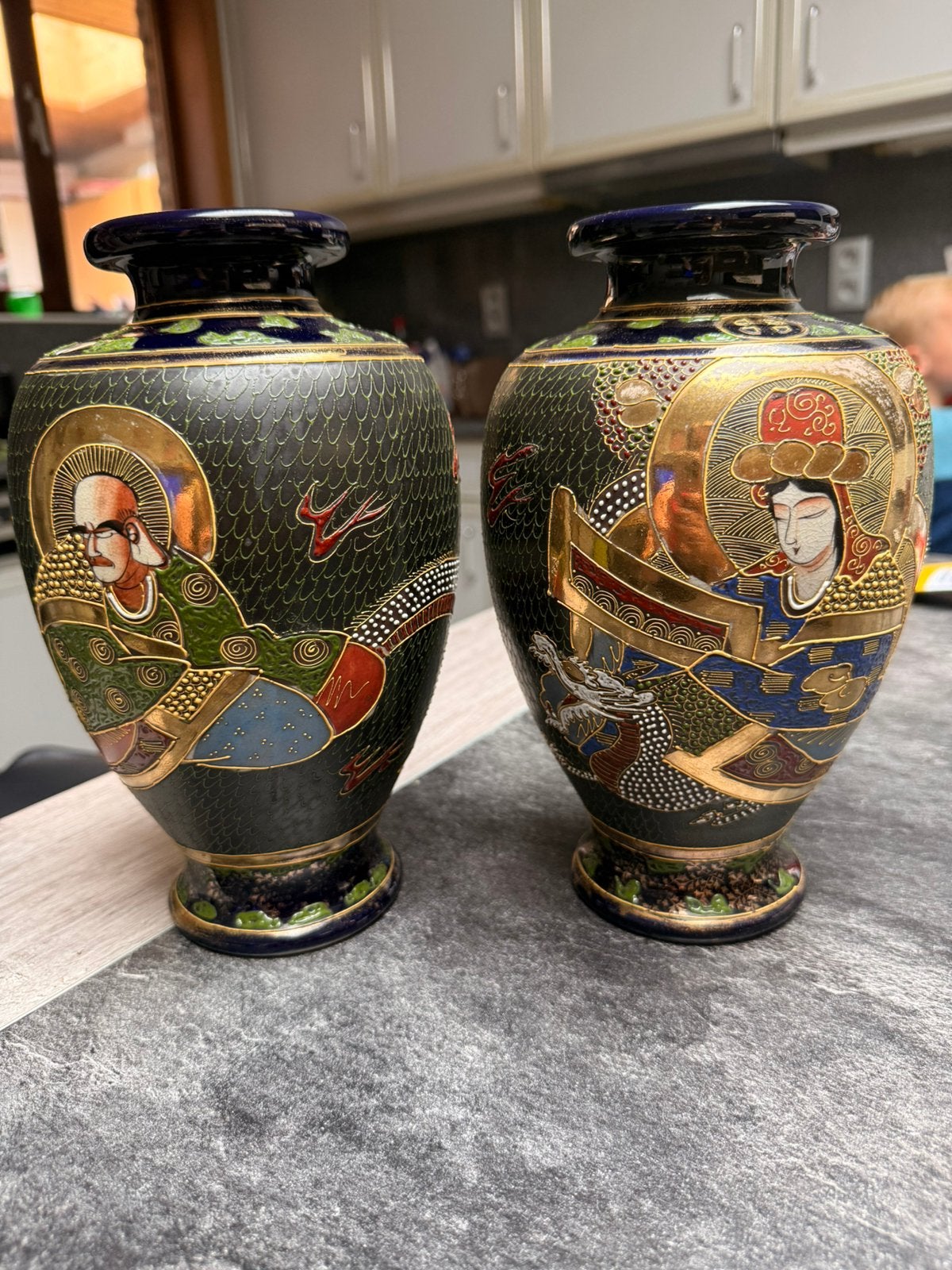 Paar antieke Japanse Satsuma Moriage vazen, Enlèvement