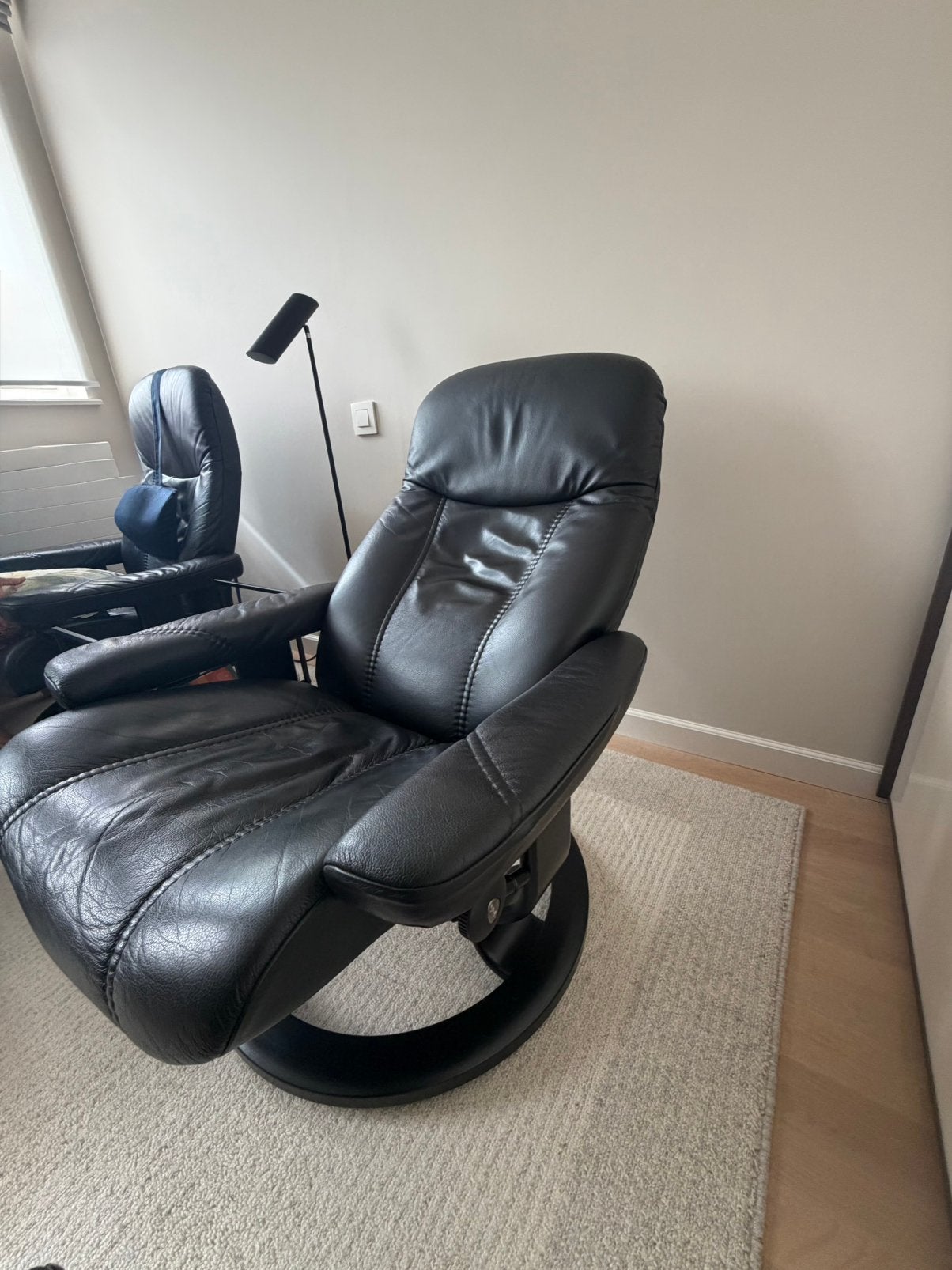 2 fauteuils inclinables Stressless Consul et 2 poufs, Maison & Meubles, 75 à 100 cm, Enlèvement, Utilisé, Bois