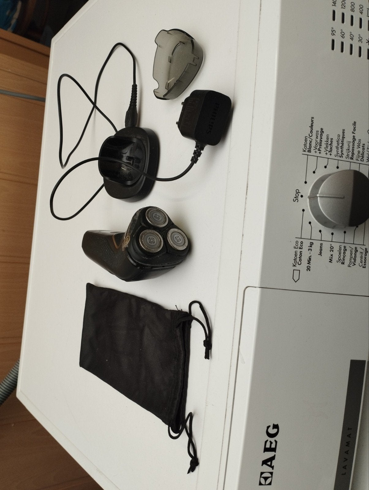 Een scheermachine met lader iets beschadigd, Elektronische apparatuur, Ophalen