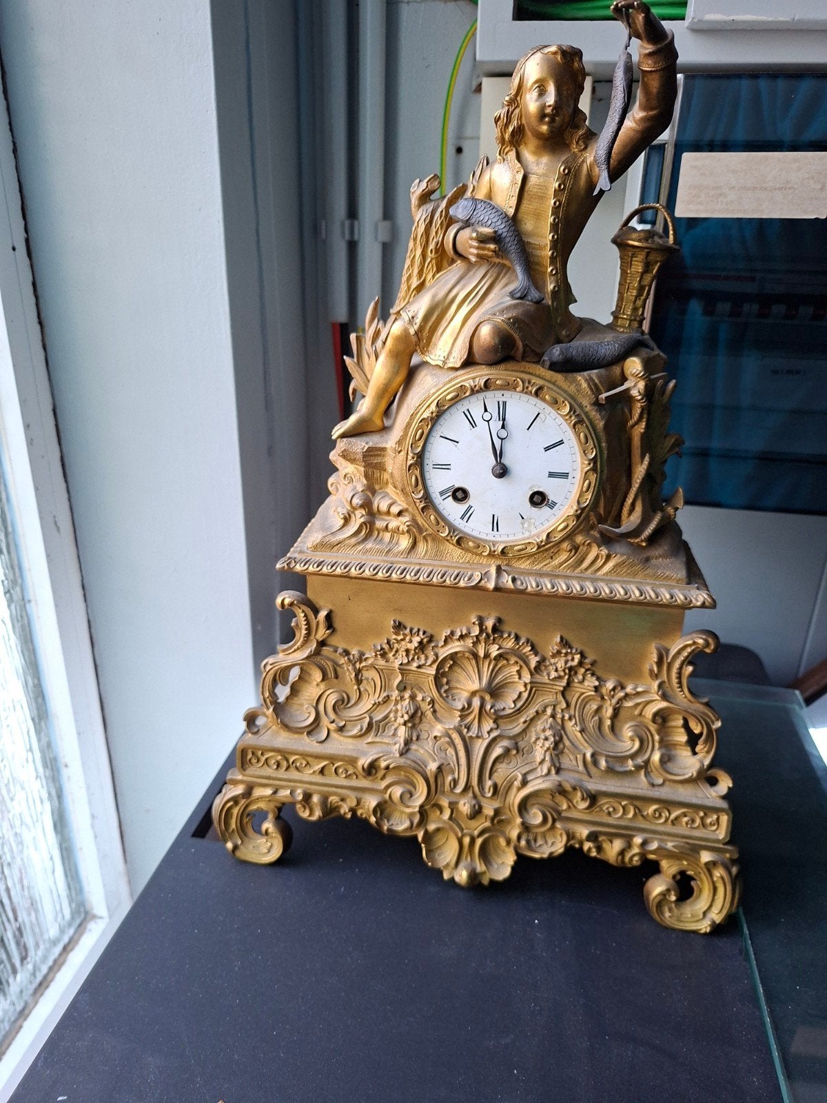 Antieke bronzen pendule met visser en vis, Antiek en Kunst, Ophalen of Verzenden