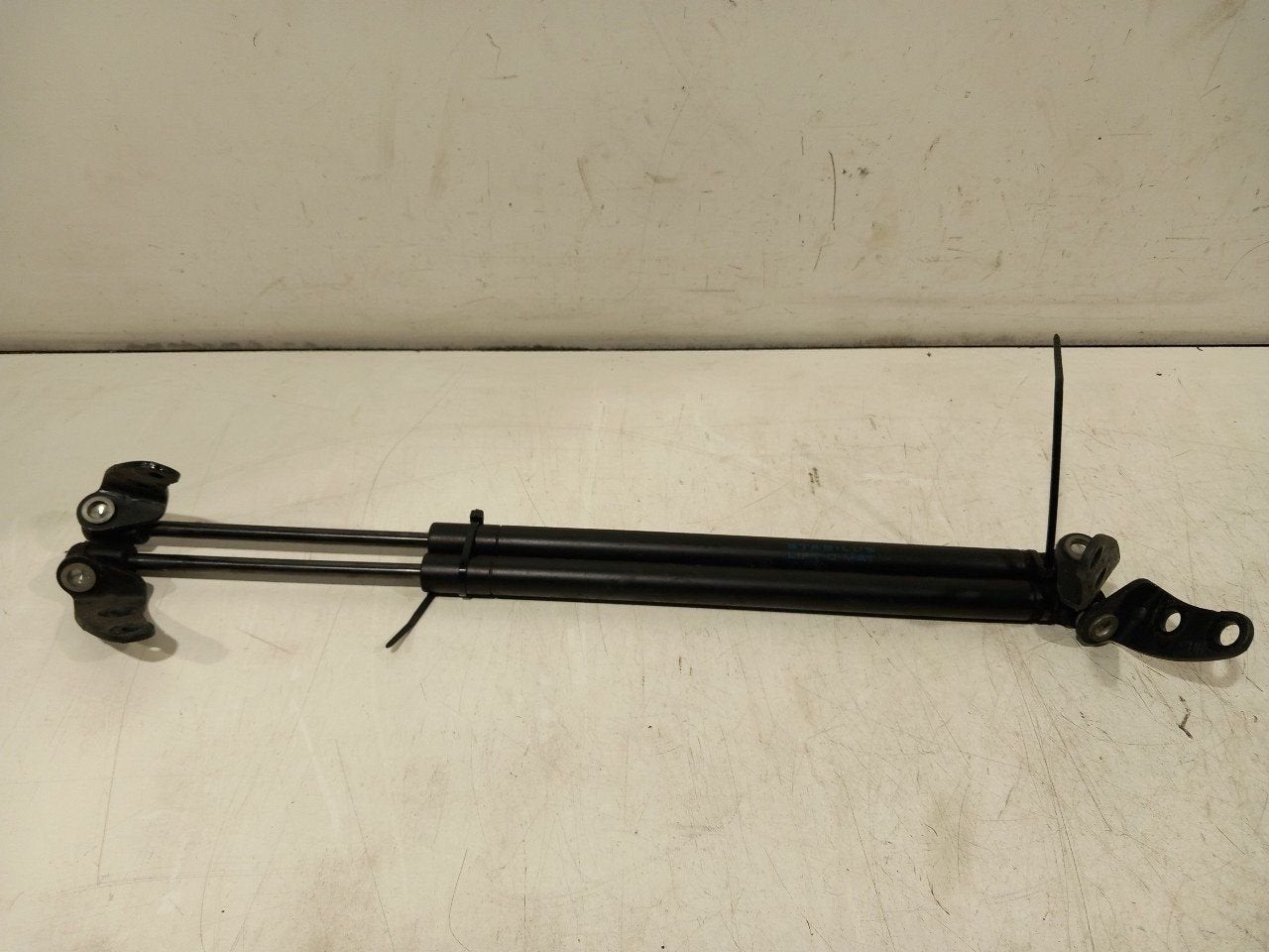 Gasdrukveerset voor Tesla Model S, Onderdelen@venauto.nl, Van der Ven Autorecycling B.V., Gebruikt, Ettenseweg 76, 4706 PB Roosendaal, The Netherlands