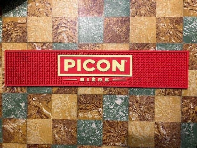 Grand dessous de verre en silicone d'un comptoir de Picon, Enlèvement