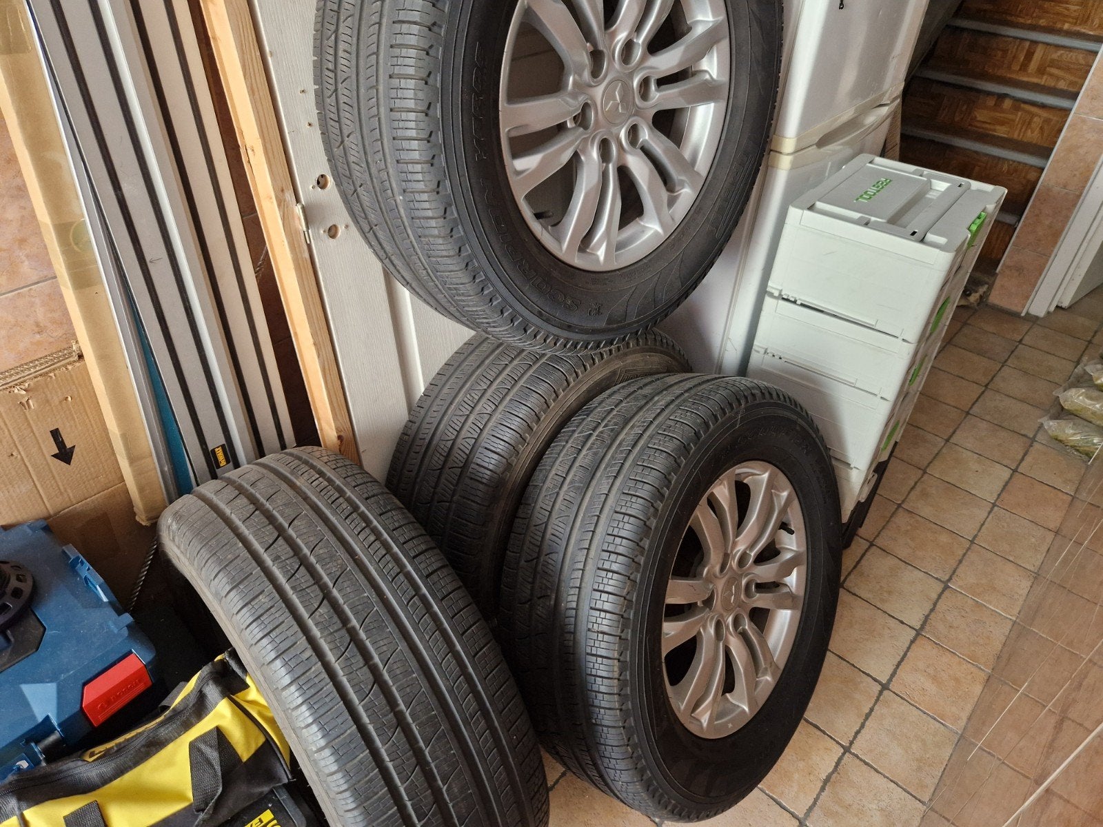 Pirelli bandenset 285/60/18 + originele handschoen, Ophalen, 18 inch, 285 mm, Banden en Velgen