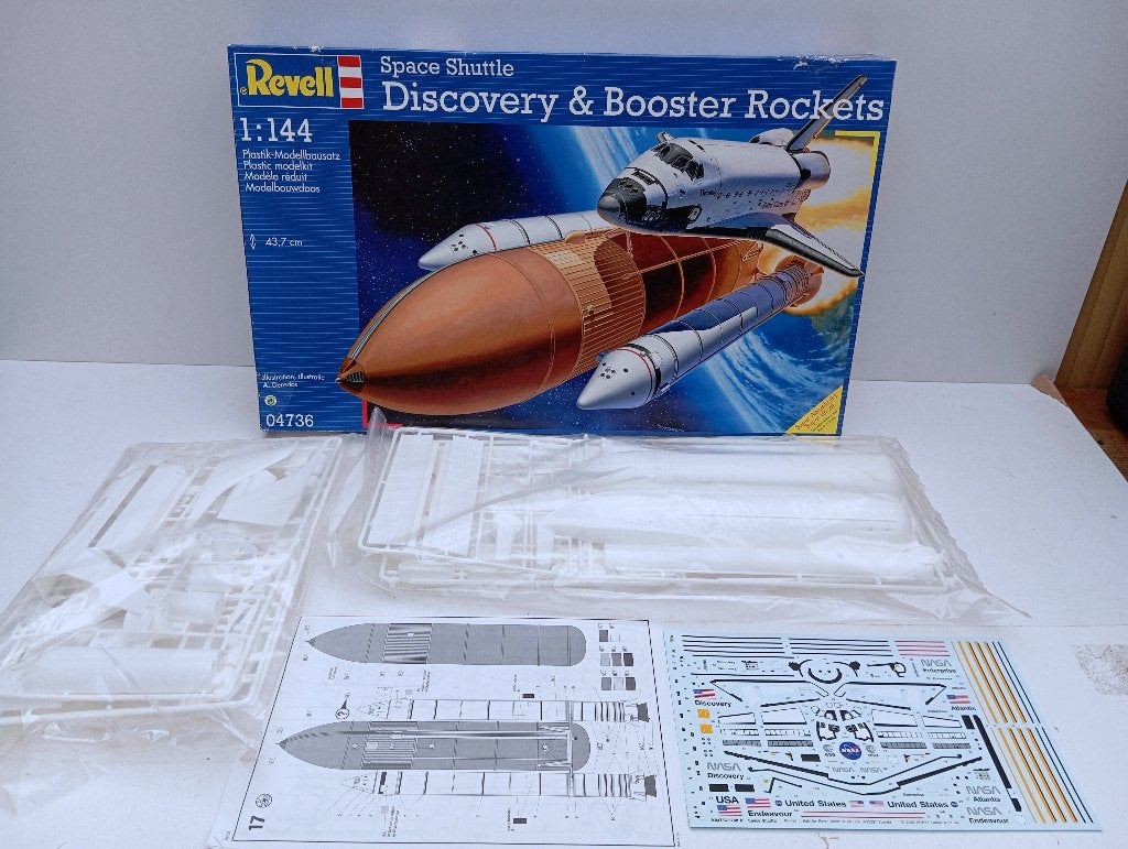 REVELL 04736 SPACE SHUTTLE DISCOVERY & BOOSTER ROCKETS, Ophalen of Verzenden, Zo goed als nieuw, Revell