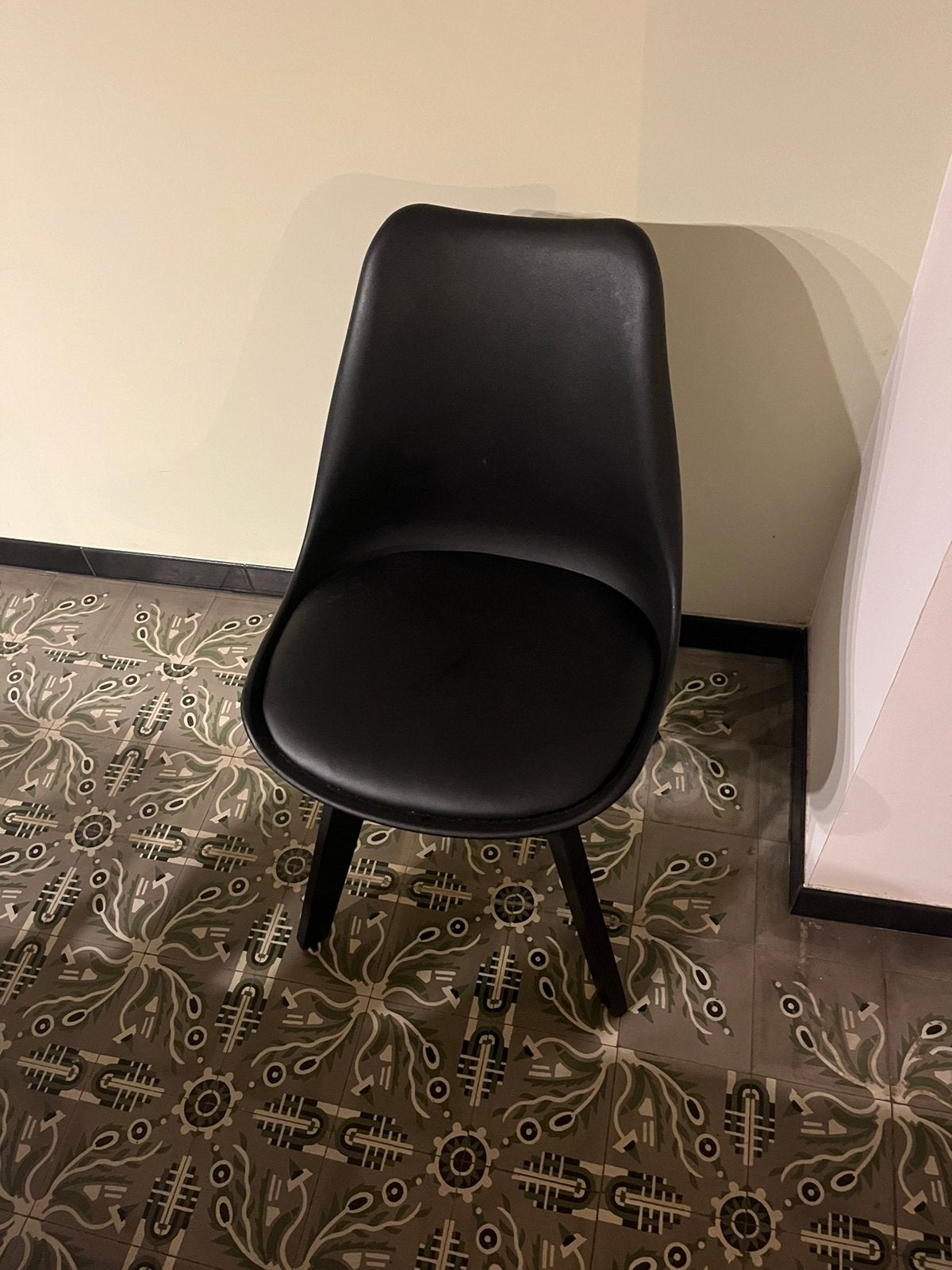 4 zwarte afwasbare stoelen, Ophalen, Zo goed als nieuw, Zwart, Hout