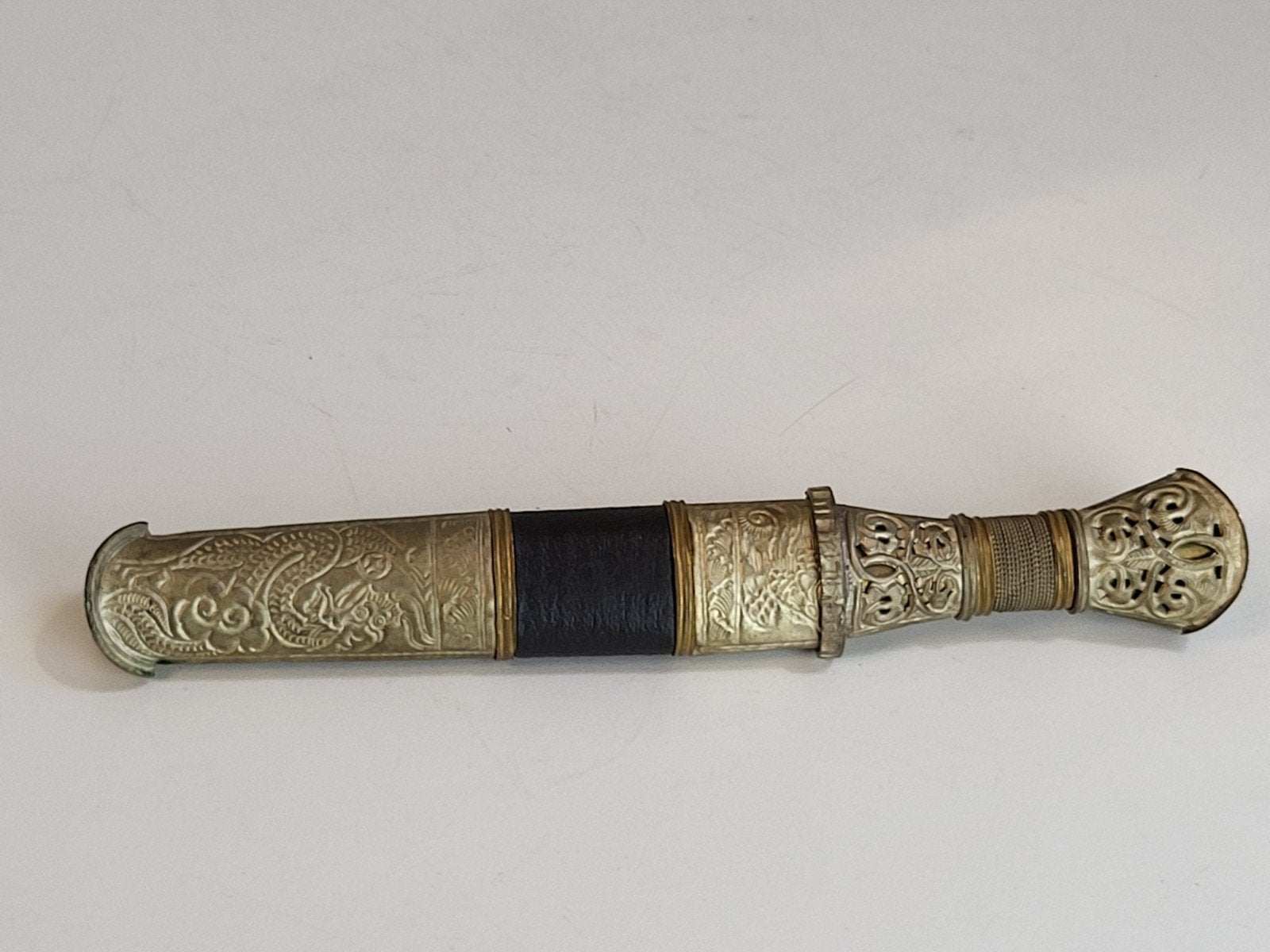 Poignard/trousse chinoise à motifs de dragons et de carpes —, Antiquités & Art, Enlèvement ou Envoi, Métal
