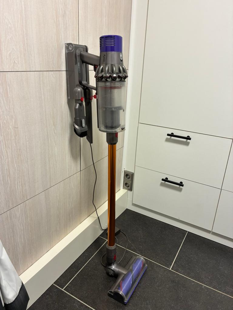 Dyson v10 - geheel gerenigd en nieuwe filters, Elektronische apparatuur, Stofzuigers, Gebruikt, Steelstofzuiger, Dyson, Draadloos