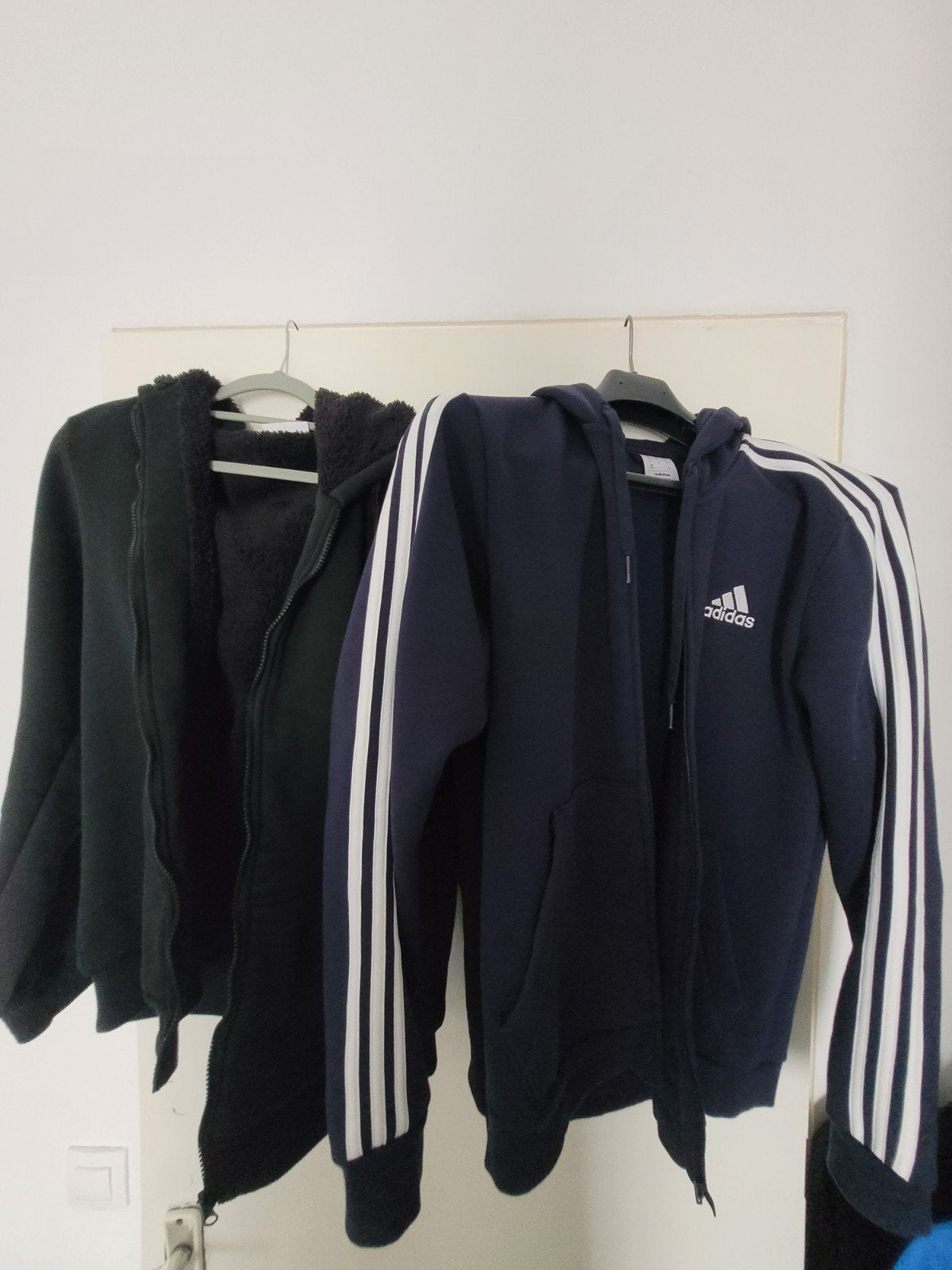 2 pulls à capuches bleu et noir taille S/L, Kleding | Heren, Ophalen of Verzenden, Zo goed als nieuw, Blauw