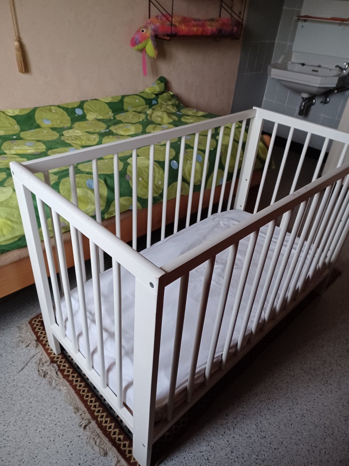 wit houten Ikea-kinderbedje met matras, Matelas, Moins de 70 cm, Enlèvement, Utilisé