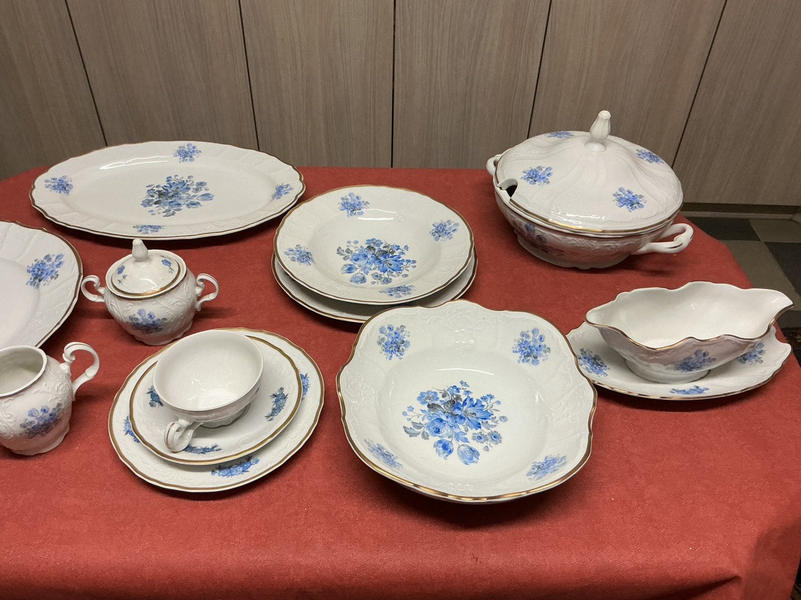 Prachtig antiek servies, Ophalen