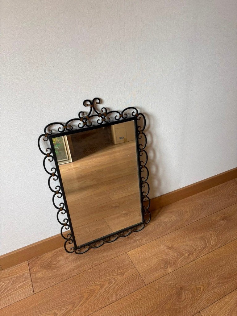 Vintage smeedijzeren wandspiegel met goudkleurige details, Ophalen, Minder dan 50 cm, Gebruikt, Minder dan 100 cm