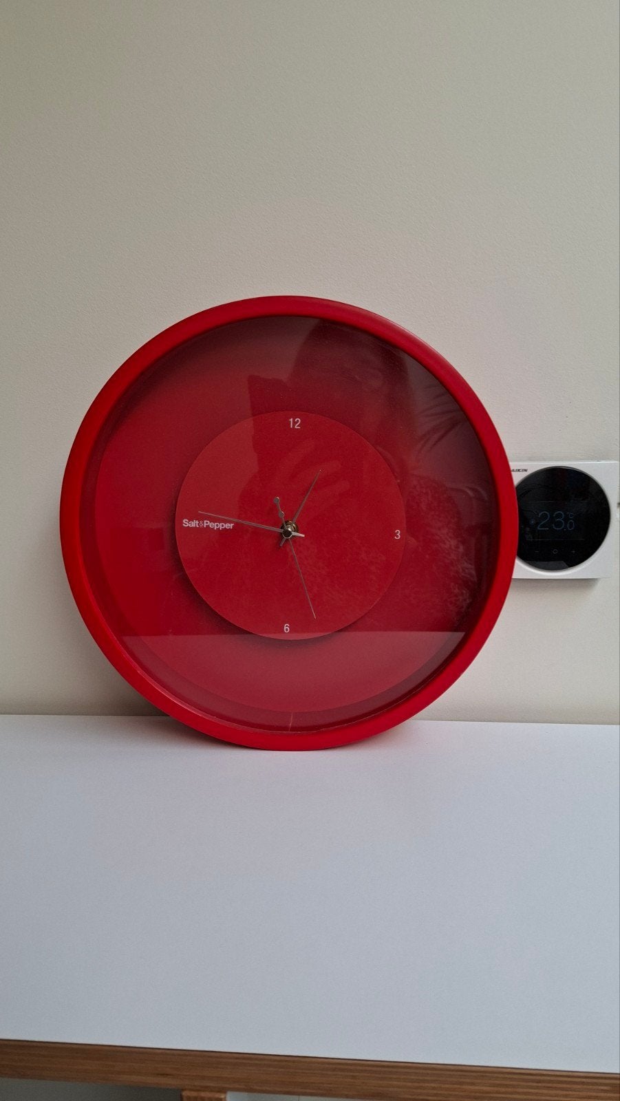 Design wandklok, merk Salt en Pepper. 30cm doorsnede., Huis en Inrichting, Modern, Ophalen, Gebruikt, Wandklok