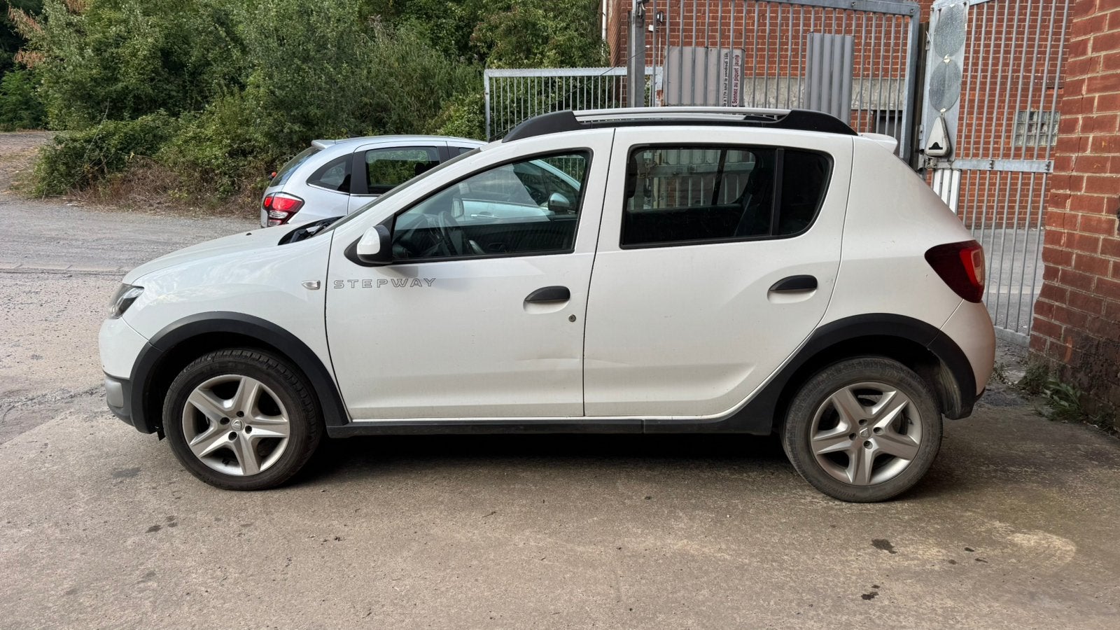 Dacia Sandero Stepway 0.9i Motor Probleme NO START, Auto's, Dacia, 90 kW, Euro 5, Bedrijf, 5 zetels