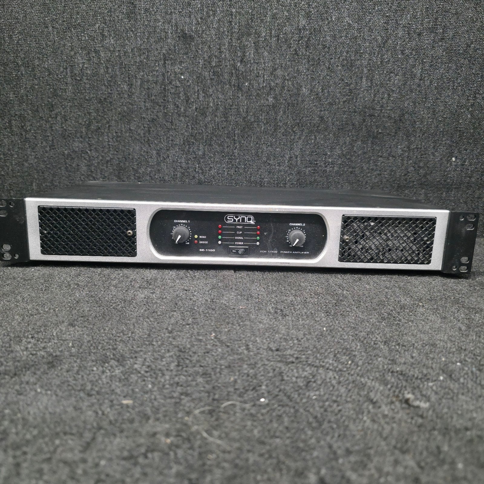 SYNQ  SE-1100  versterker   2 x 550 watt, Audio, Tv en Foto, Luidsprekerboxen, Ophalen of Verzenden